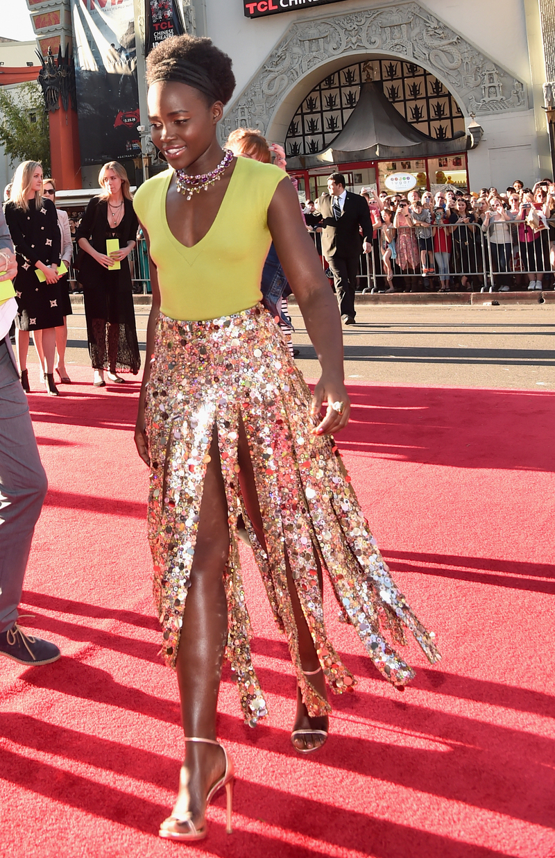 تعرفي على تفاصيل تنورة لوبيتا نيونغو المبهرة